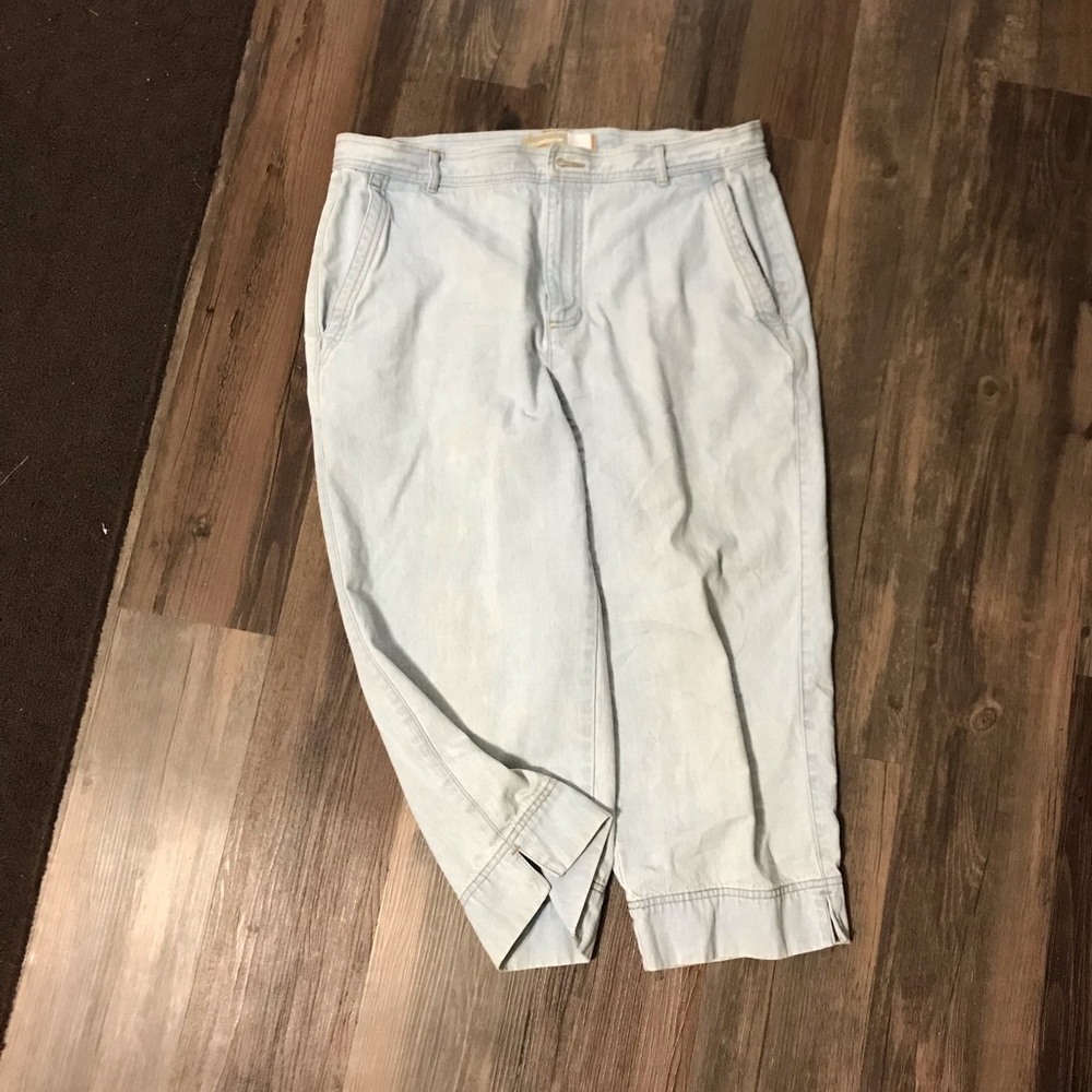Liz Claiborne light wash mom-style Capri jeans